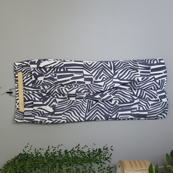 LOFT by Ann Taylor Grey and White Geometric wide leg pants. Petite size Medium - Picture 2 of 9